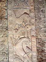 Lyon, Abbaye d'Ainay, Choeur, Sculpture, Oiseau, Serpent et Monstre